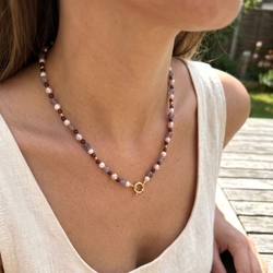 Toermalijn, babykoraal, granaat en parel collier verguld zilver slot