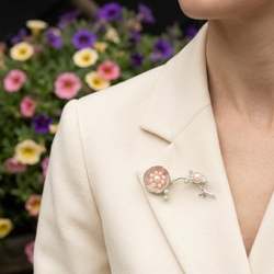 Zilveren bloembroche met groen en roze porselein