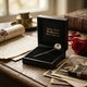 Gouden dasspeld hond crystal intaglio