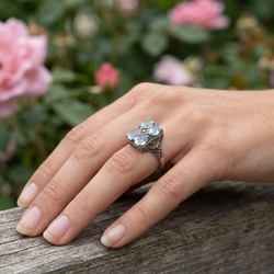 Zilveren ring bezet met topazen en een markasietje art deco stijl