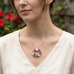 Zilveren broche-hanger met emaille parels en wit topaas bloemenkrans