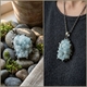Zilveren hanger met natuurlijk drusy gem silica en witte topaas