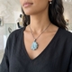 Zilveren hanger met natuurlijk drusy gem silica en witte topaas