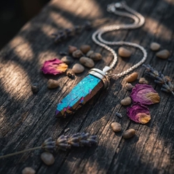Zilveren hanger met titanium aura kristalkwarts