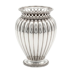 Zilveren lepelvaasje ribpatroon en luxe parelrand anno 1897
