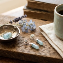 Zilveren oorbellen met punt van blauw chalcedoon