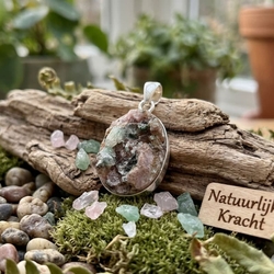 Zilveren hanger met groen cavansiet