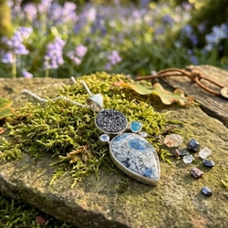 Zilveren hanger met blauw topaas, wit apatiet, wit topaas, druzy kwarts en azurietgraniet