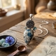 Zilveren hanger met blauw topaas, wit apatiet, wit topaas, druzy kwarts en azurietgraniet