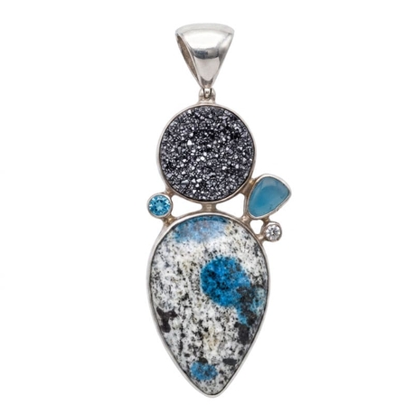 Zilveren hanger met blauw topaas, wit apatiet, wit topaas, druzy kwarts en azurietgraniet