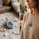 Zilveren hanger met drusy chalcedoon in schelp