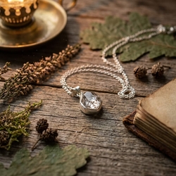 Zilveren hanger met herkimer diamant