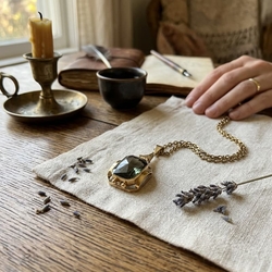 Vintage 14 krt gouden hanger met synthetisch spinel groen