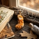 spessariet granaat kristal en spessariet granaat aan hangoog Starborn Creations