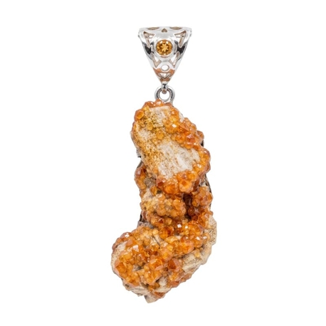 spessariet granaat kristal en spessariet granaat aan hangoog Starborn Creations