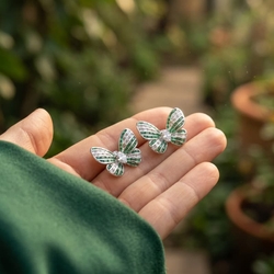 Zilveren oorstekers vlinder groen wit zirkonia