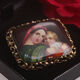 Gouden broche portret op porselein Madonna met kind