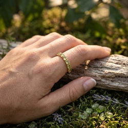 Geelgouden rijring met peridot Superoro
