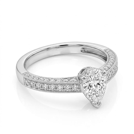 Witgouden ring met peervormig diamant en briljantjes