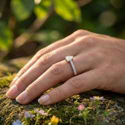 Witgouden ring met peervormig diamant en briljantjes