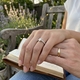 Witgouden ring met peervormig diamant en briljantjes