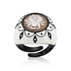 Witte emaille ring met camee van Diluca
