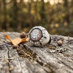 Witte emaille ring met camee van Diluca