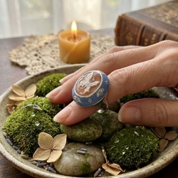 Diluca ring blauw emaille met camee vlinder