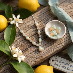 Zilveren collier met opalen uit Ethiopie cabochon geslepen