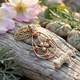 Vintage 14krt gouden opengewerkte hanger met bloedkoraal