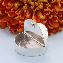 Zilver pillendoosje hart met graveringen