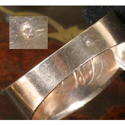 Herenring blauw en wit emaille met haar ter herinnering