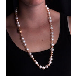 Parelcollier wit en zalm met rosé zilver slot