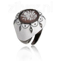 Witte emaille ring met camee van Diluca