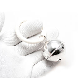 Zilveren rammelaar bal aan een bijtring