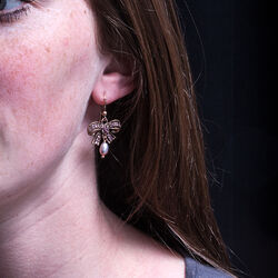 Verguld oorhangers strik met pareltje