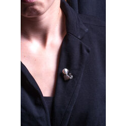 Zilveren broche kuiken met parelmoer en markasiet 