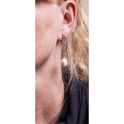 Lange zilveren markasiet oorbellen met een grote parel