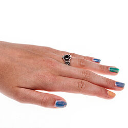 Zilveren ring onyx en bladmotief met swarovski