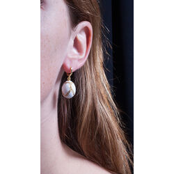 Vergulde oorbellen wit emaille van Maison Tatiana Fabergé