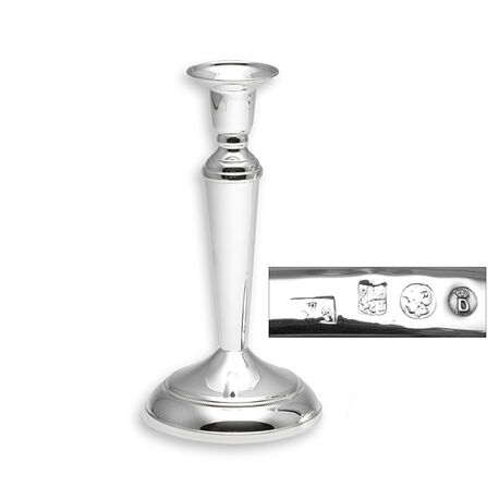 Prachtige 1e gehalte zilveren kandelaar op een ronde voet afgezet met een parelrand, 18 cm hoog