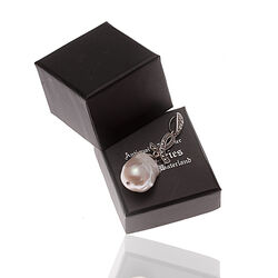 Hanger met een grote barokke witte parel