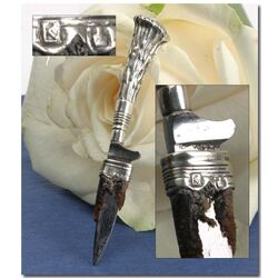 zilveren miniatuur mesje met leren schede