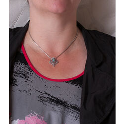 Zilveren bloemenmand hangertje met edelstenen