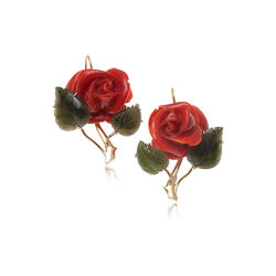 gouden oorbellen rode rozen gesneden uit bloedkoraal met nefriet blaadjes
