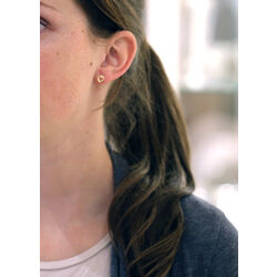 gouden oorstekers opengewerkt hartje