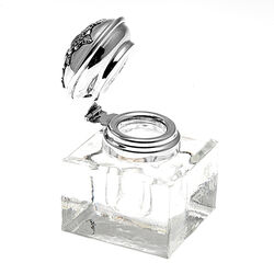 Persglazen inktpot met een zilveren deksel en montuur met bloemen