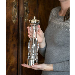 Grote pepermolen met 1e gehalte zilveren monturen, Peugeot maalgedeelte Hermann Bauer