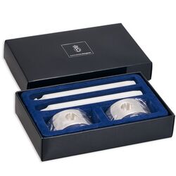 stel verzilverde kandelaars met kaarsen