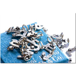 Zilveren bedel letter u van Raspini voor bedelarmband